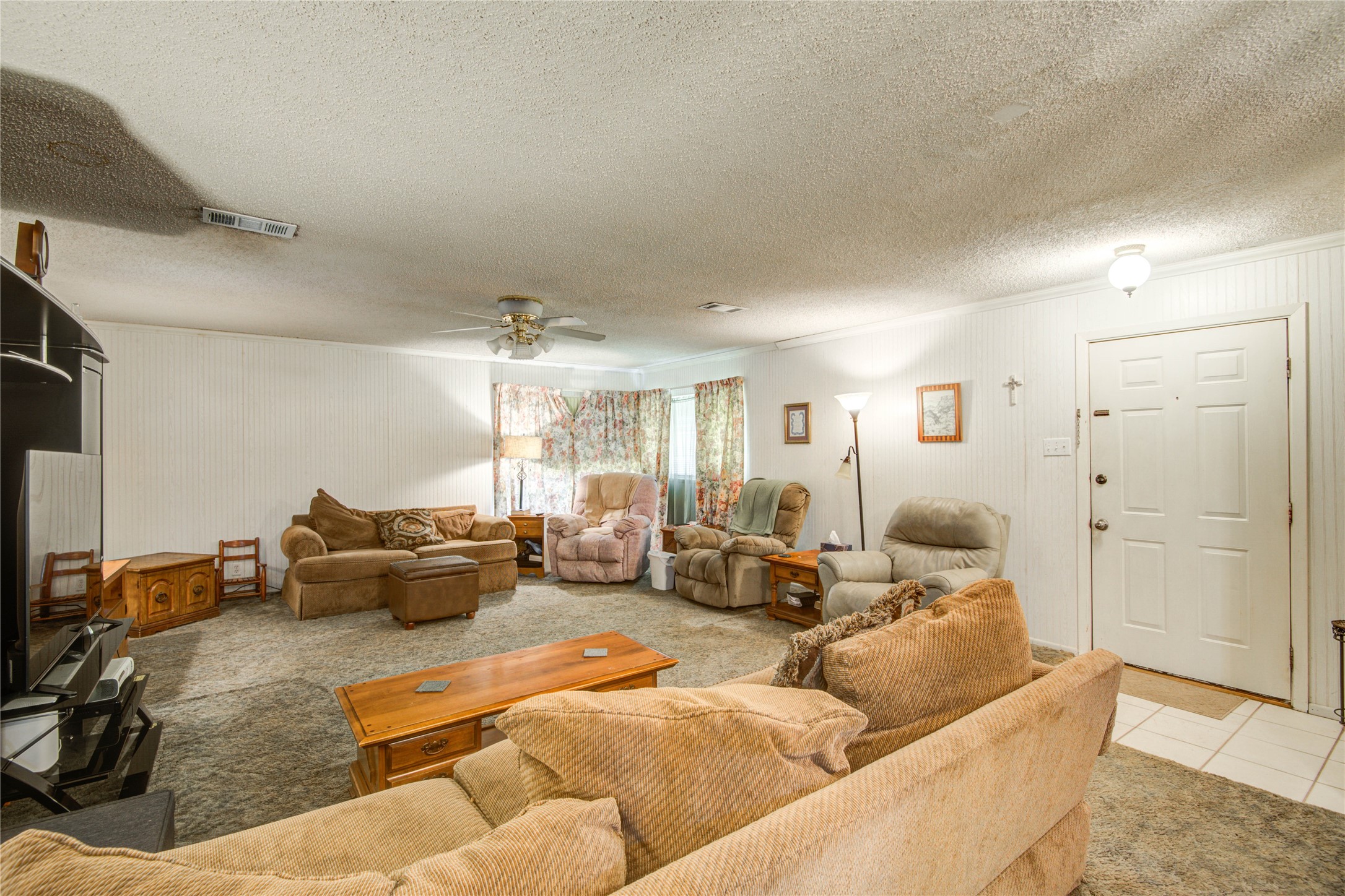 1414 West 9th Street Freeport, TX 77541 - Photo 8 of 50 a living room with furniture