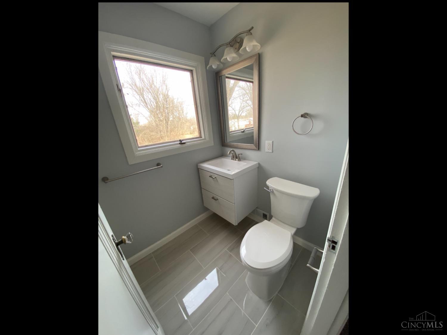 1012 West Galbraith Road Cincinnati, OH 45231 - Photo 9 of 16 Gallery Image 9