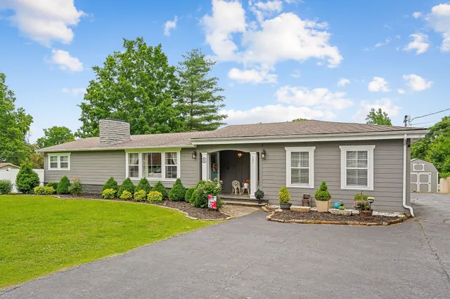 a view of a house with back yard