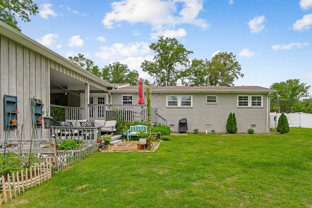 a view of a back yard
