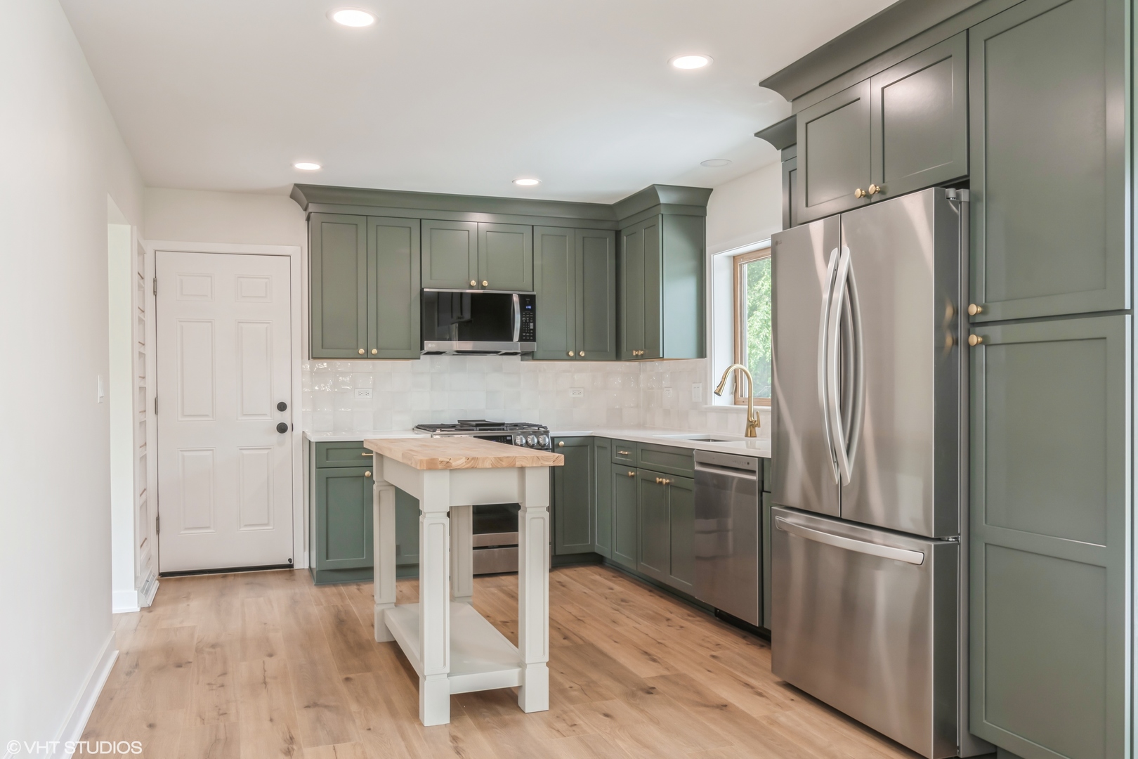 402 Surrey Road Bartlett, IL 60103 - Photo 4 of 15 Gallery Image 4