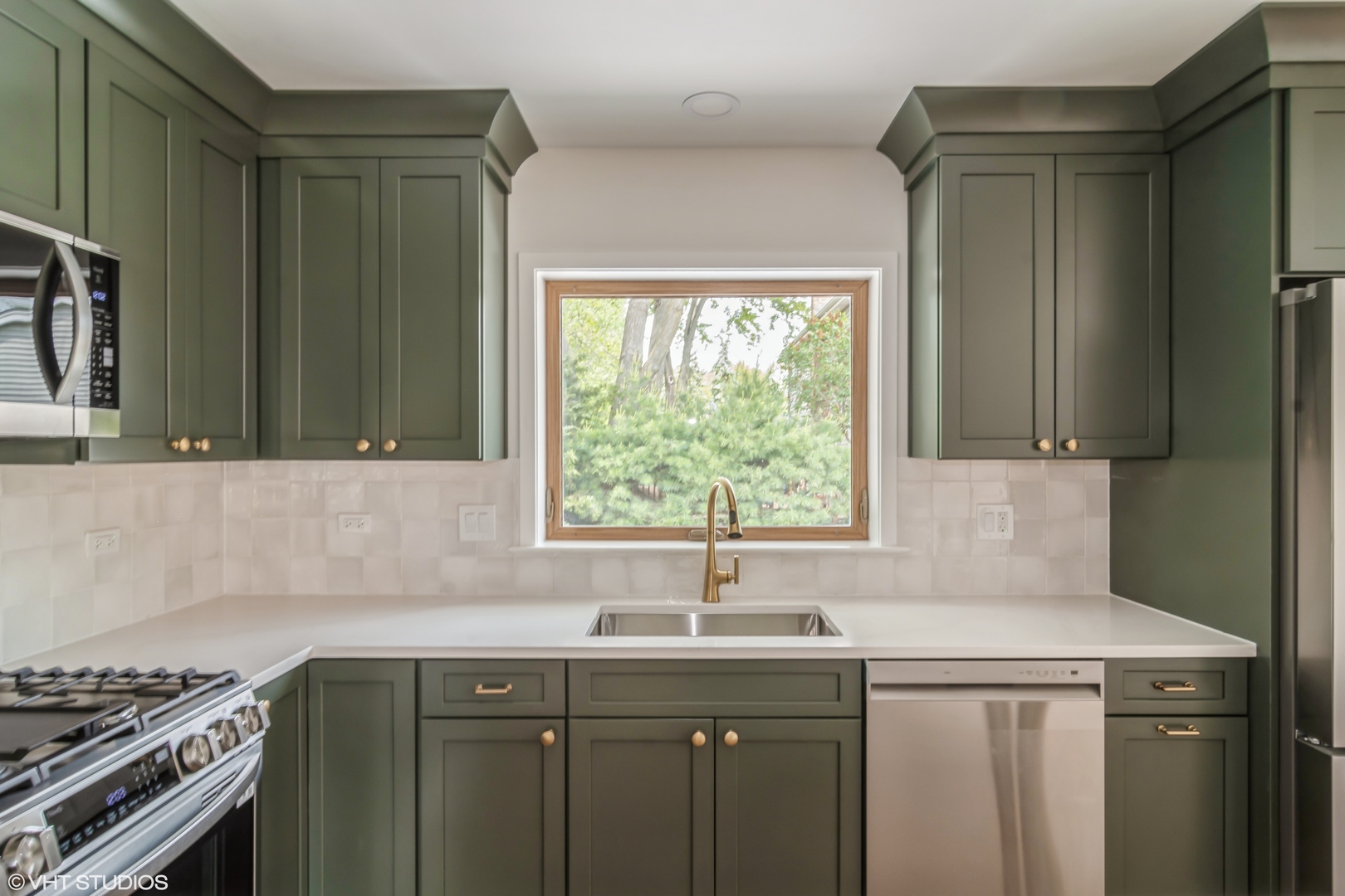 402 Surrey Road Bartlett, IL 60103 - Photo 6 of 15 Gallery Image 6