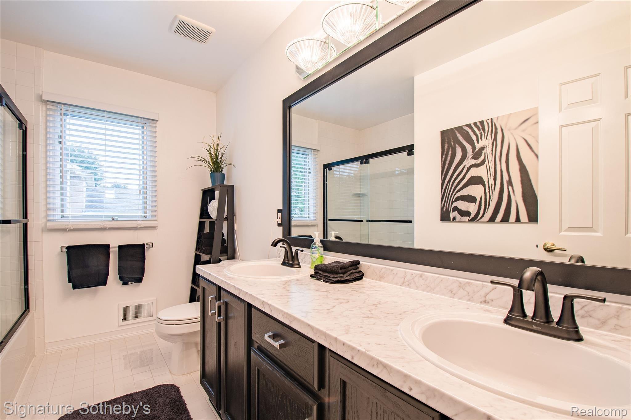 745 West Ridge Court Lake Orion, MI 48359 - Photo 30 of 44 Shared full bathroom upstairs