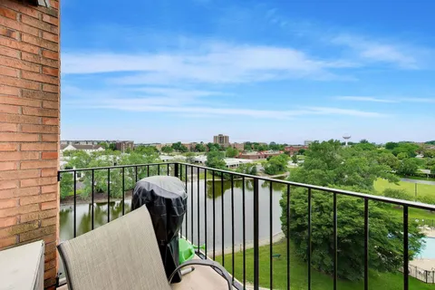 $245,500 | 2000 St Regis Drive, Unit 7N, Lombard, IL 60148