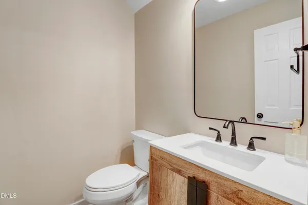 a view of a yard with a house