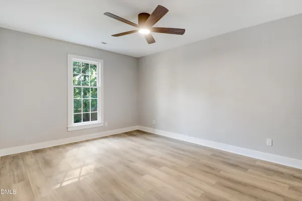 a view of a yard with a house