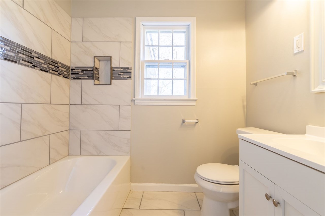 5350 Mesquite Road Memphis, TN 38120 - Photo 13 of 24 a bathroom with a bathtub and toilet