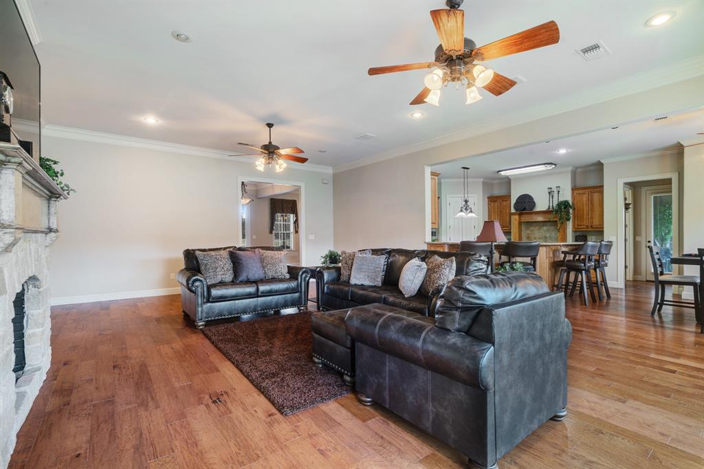 5500 Farm Road 195 Paris, TX 75462 - Photo 10 of 40 a living room with furniture