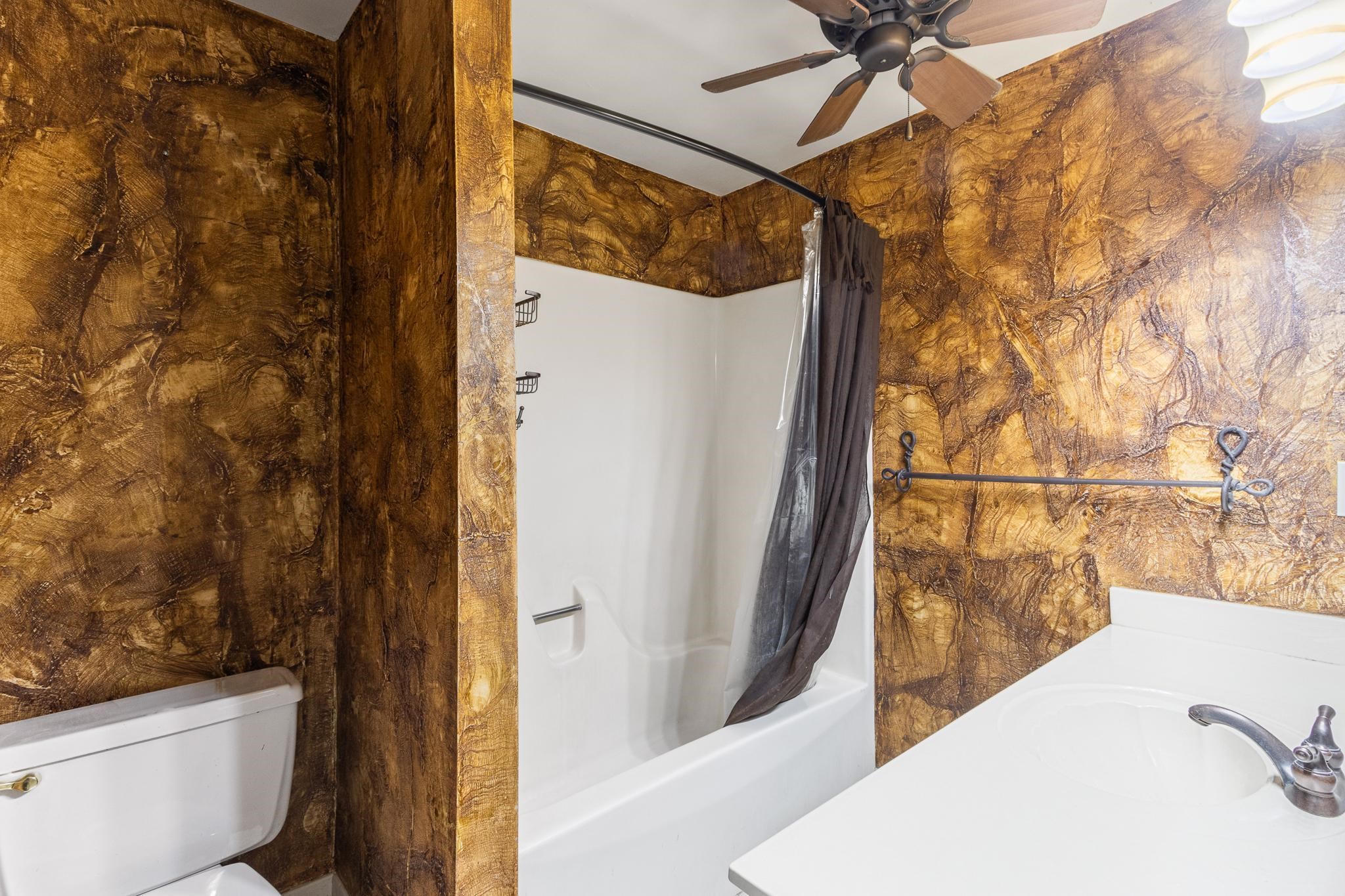 380 Woodbridge Road Somerville, TN 38068 - Photo 13 of 30 Full bath featuring shower / tub combo and ceiling fan