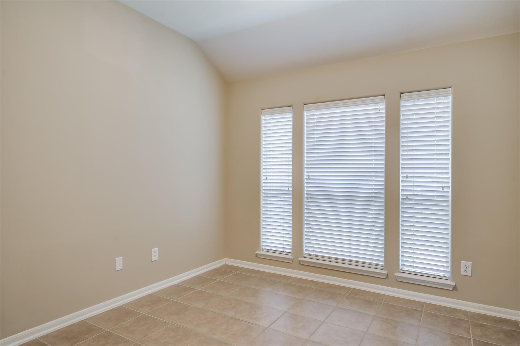 3419 La Fleur Lane Spring, TX 77388 - Photo 6 of 26 an empty room with windows