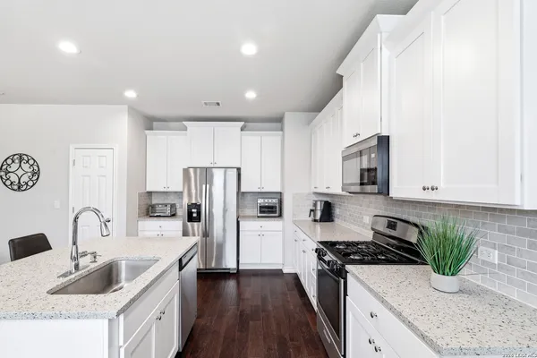 $2,300 | 5602 Chestnut Crossing, San Antonio, TX 78259