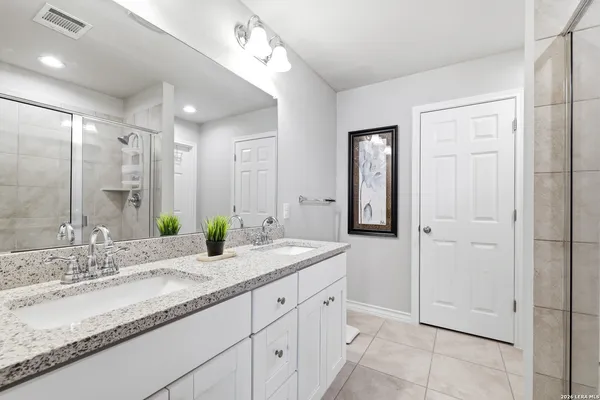 $2,300 | 5602 Chestnut Crossing, San Antonio, TX 78259