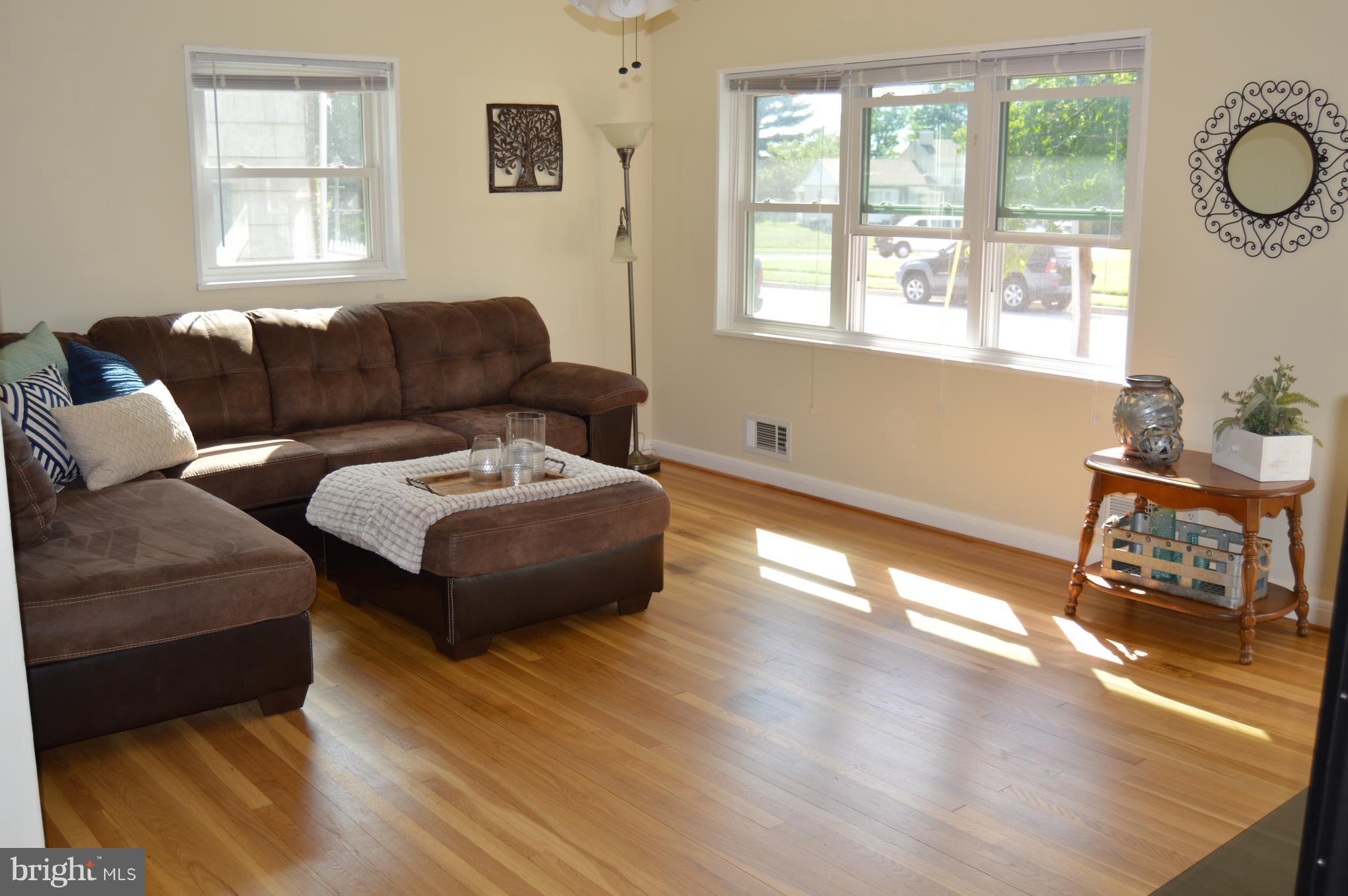 1003 Hartmont Road Catonsville, MD 21228 - Photo 6 of 29 Living Room