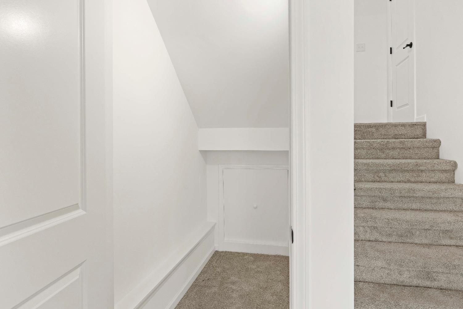 1036 Hwy 330 Griffith In 46319 Griffith, IN 46319 - Photo 16 of 27 a view of an entryway with hallway