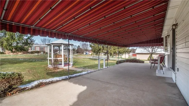 a view of a backyard