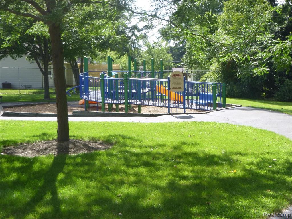 1814 Henbert Road West Bloomfield, MI 48324 - Photo 22 of 24