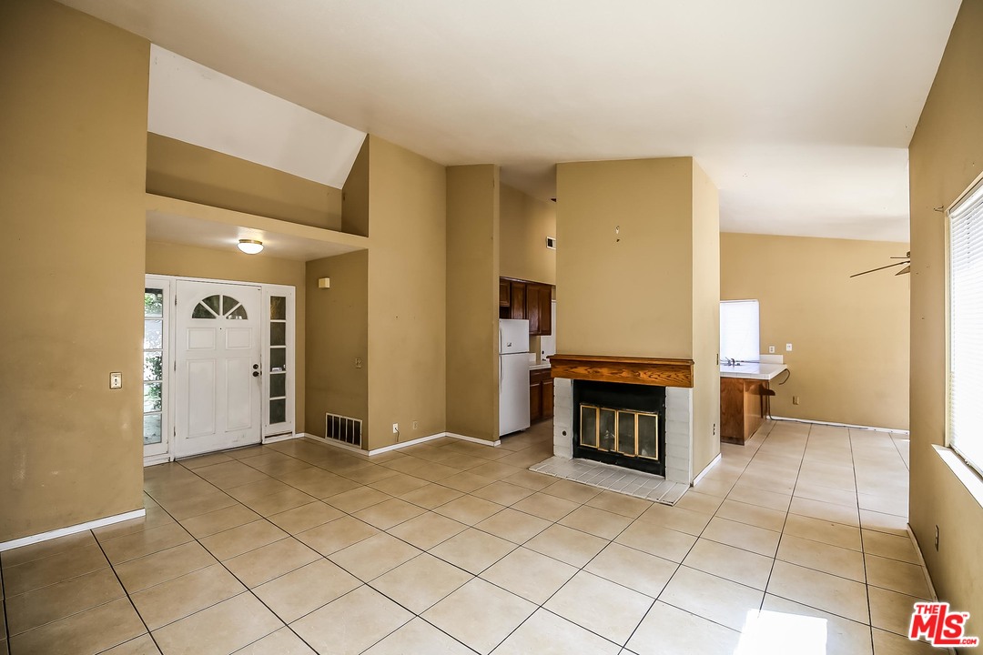1334 Kings Road Palmdale, CA 93551 - Photo 3 of 17