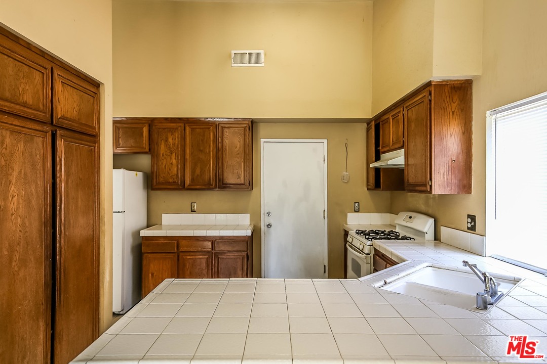 1334 Kings Road Palmdale, CA 93551 - Photo 4 of 17
