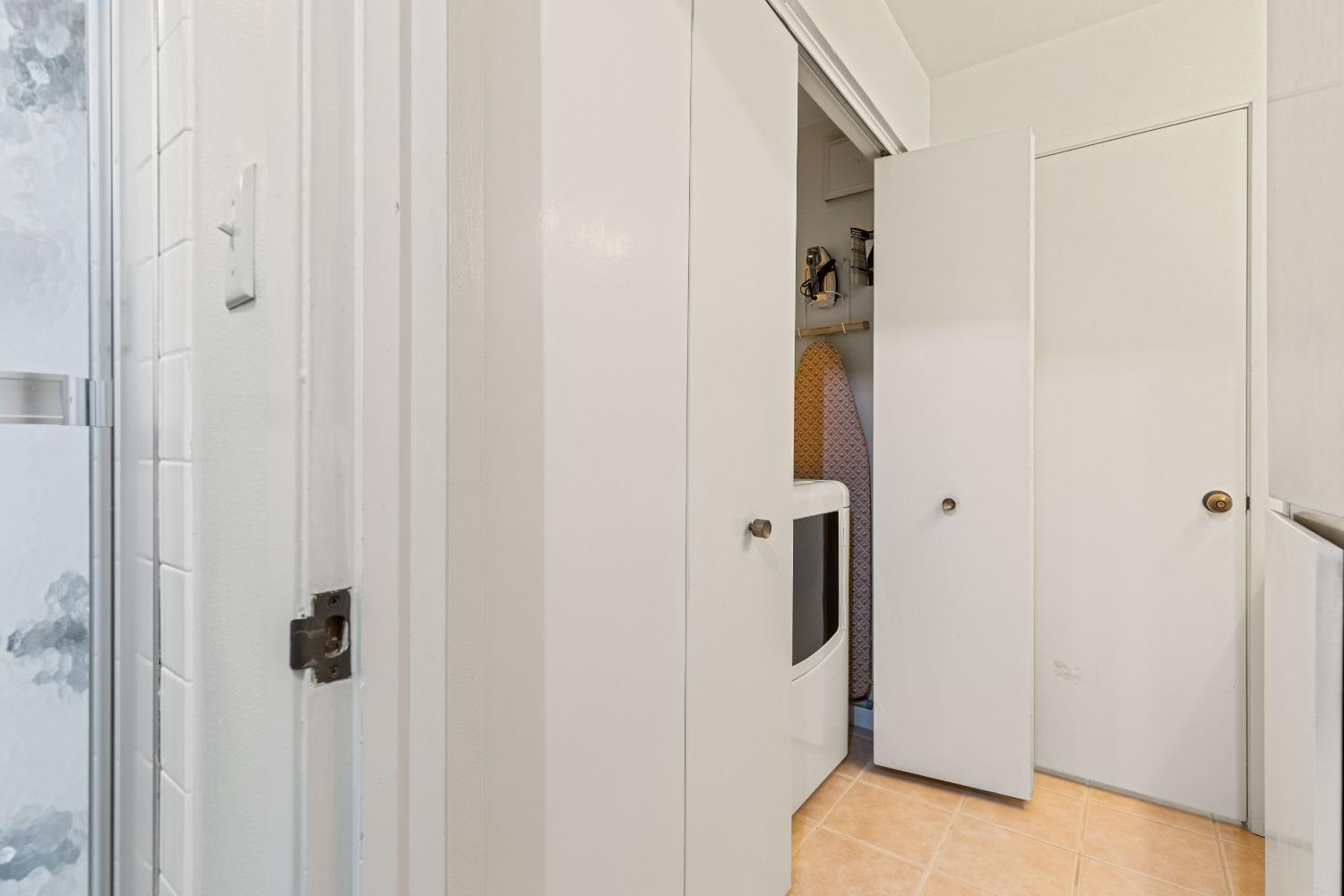 200 P Street, Unit E11 Sacramento, CA 95814 - Photo 12 of 21 a bathroom with a shower