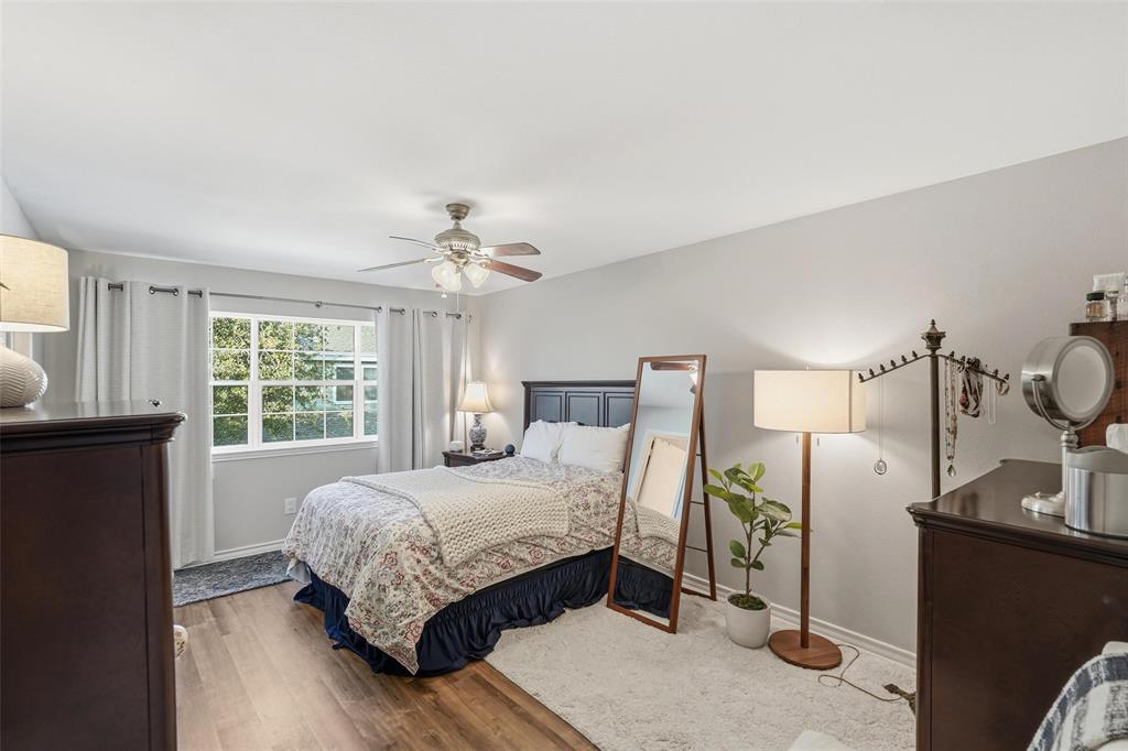 6220 Bentwood Trail, Unit 908 Dallas, TX 75252 - Photo 22 of 40 a bedroom with a bed and window