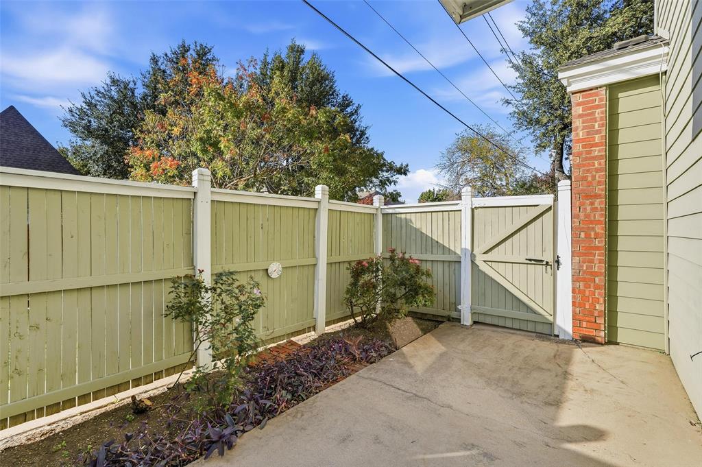 6220 Bentwood Trail, Unit 908 Dallas, TX 75252 - Photo 28 of 40 a view of a backyard