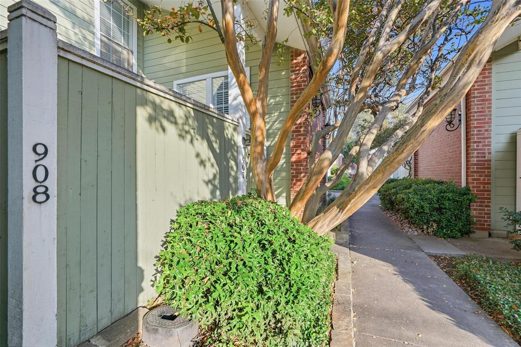 6220 Bentwood Trail, Unit 908 Dallas, TX 75252 - Photo 4 of 40 a backyard of a house with lots of green space