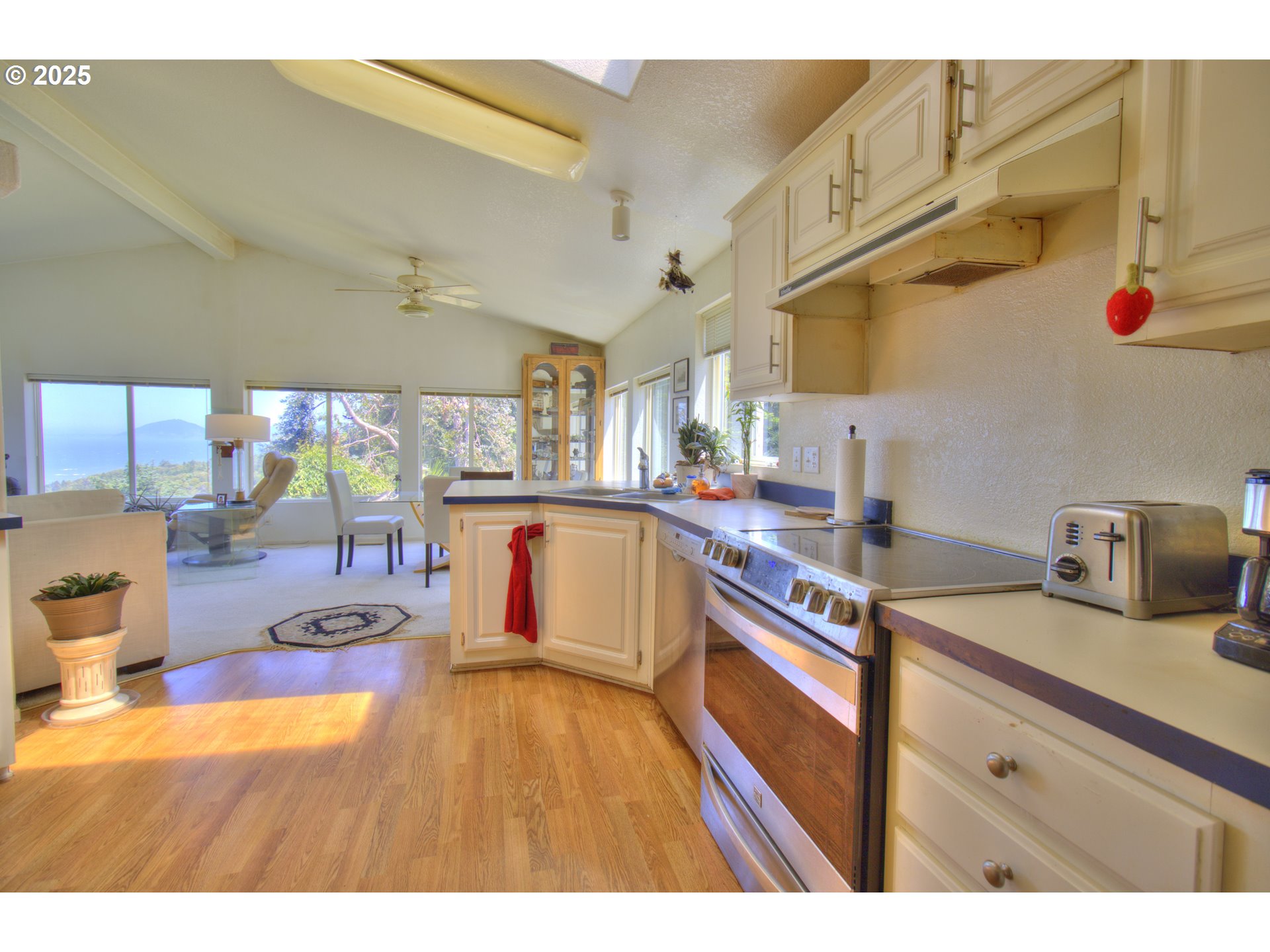 94760 Adams Hill Road Gold Beach, OR 97444 - Photo 25 of 47 Kitchen