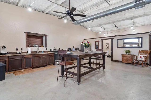 $1,200,000 | 7086 Number 2 Road, Howey-in-the-Hills, FL 34737