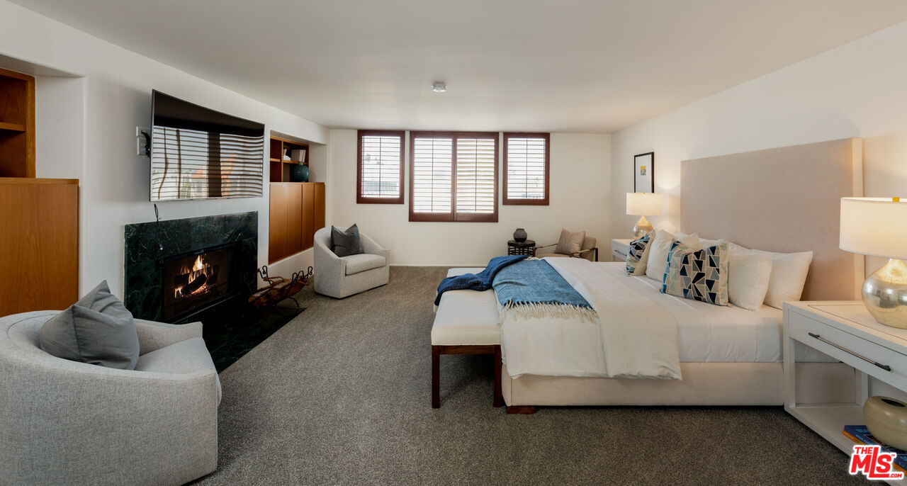 20 Voyage Street Marina del Rey, CA 90292 - Photo 11 of 28 a living room with furniture and a window