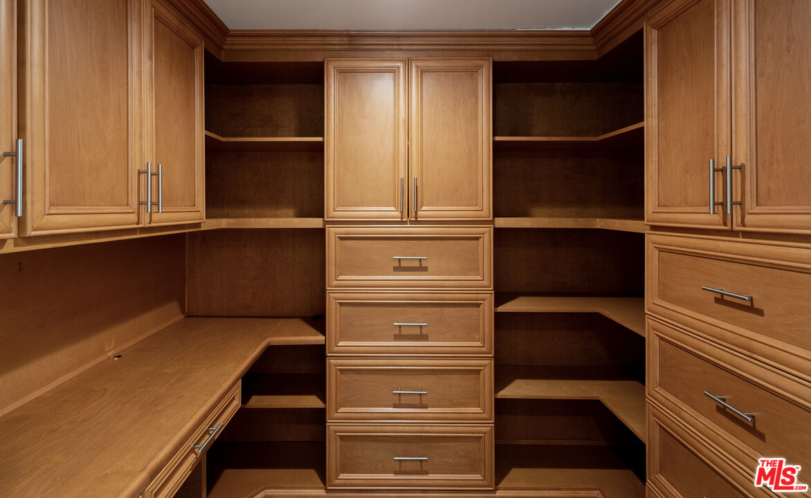 20 Voyage Street Marina del Rey, CA 90292 - Photo 17 of 28 a view of walk in closet
