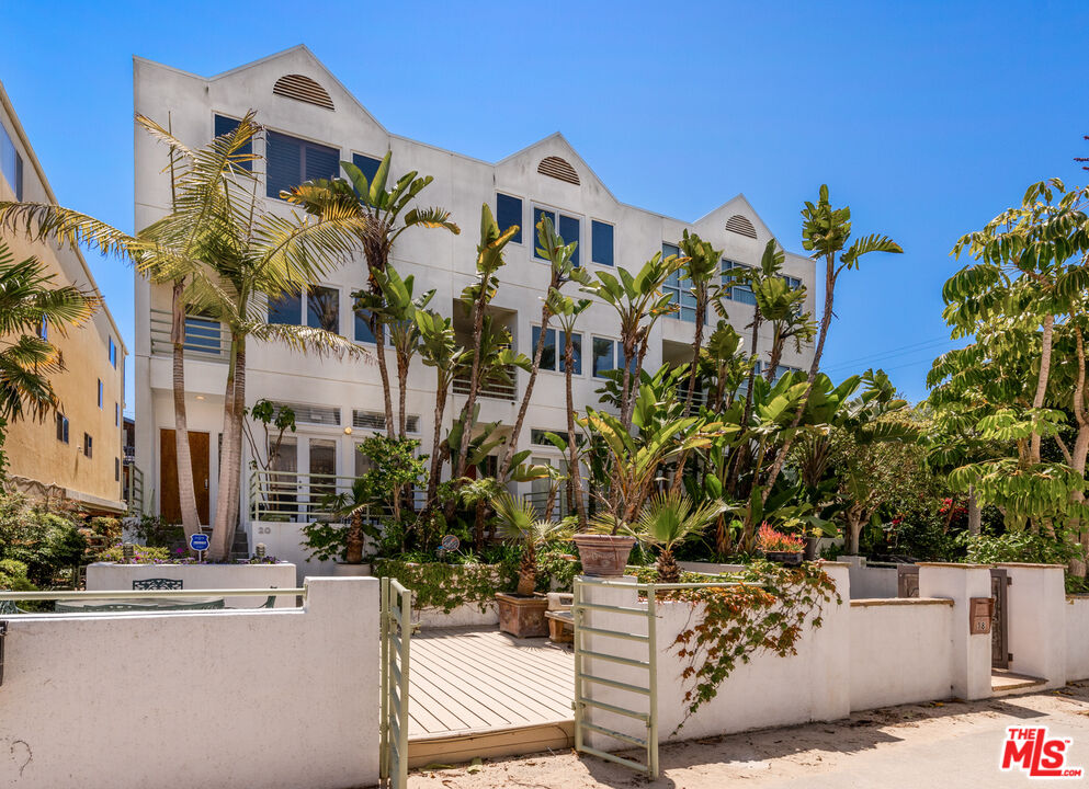 20 Voyage Street Marina del Rey, CA 90292 - Photo 24 of 28 a front view of a house with a yard