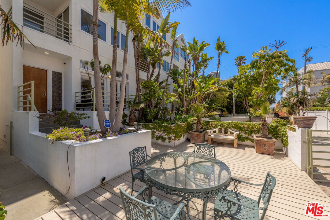 20 Voyage Street Marina del Rey, CA 90292 - Photo 26 of 28 a living room filled with furniture and a potted plant