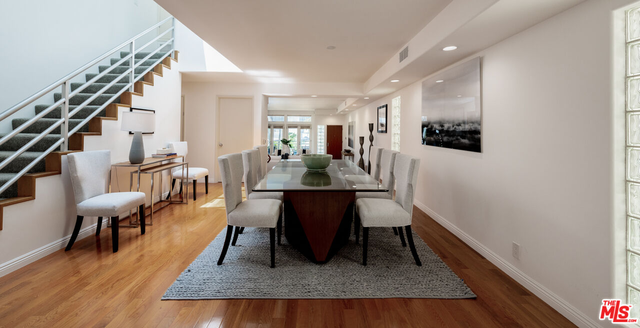 20 Voyage Street Marina del Rey, CA 90292 - Photo 5 of 28 a living room with furniture rug and a table