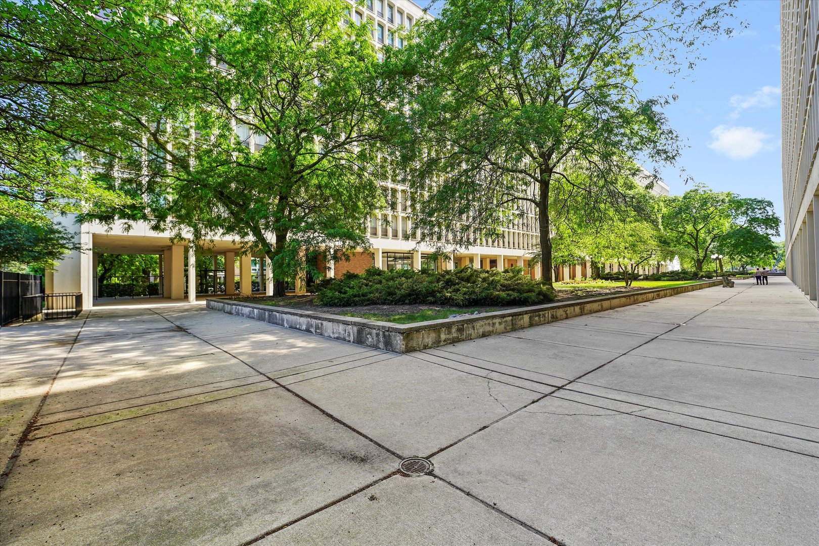 1450 East 55th Place, Unit 317S Chicago, IL 60637 - Photo 17 of 25 a view of a patio with table and chairs and potted plants