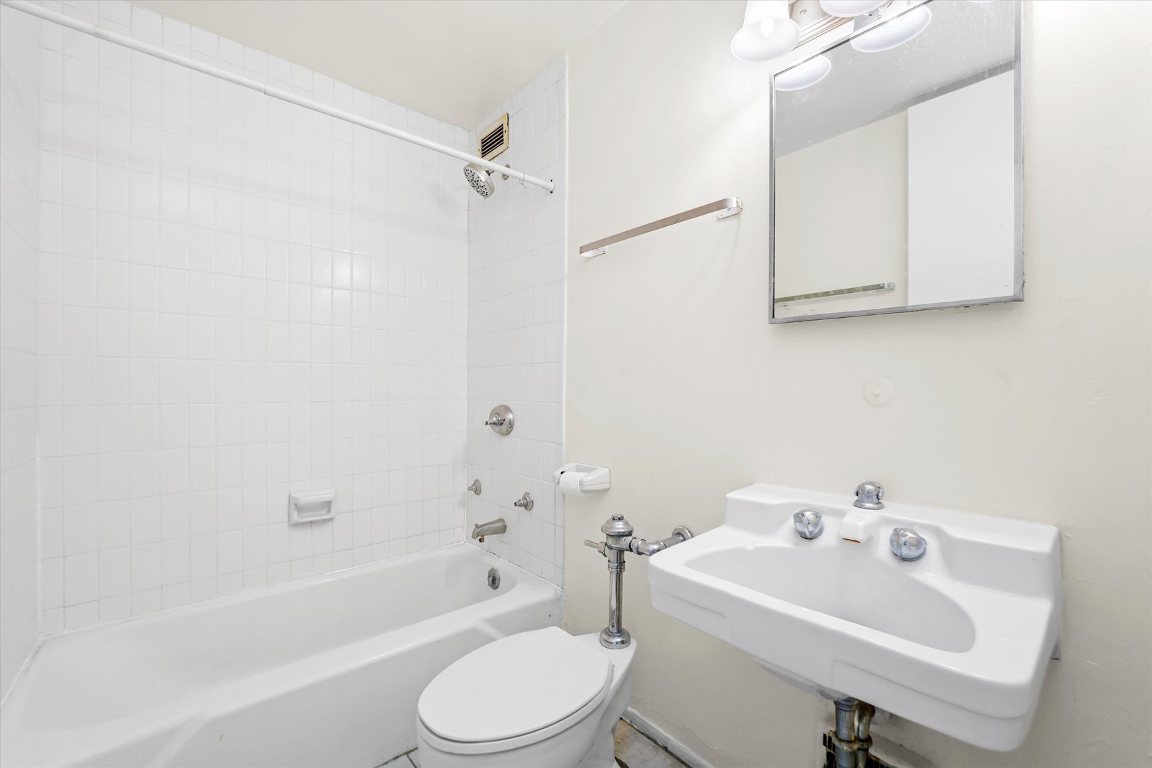 1450 East 55th Place, Unit 317S Chicago, IL 60637 - Photo 10 of 25 a bathroom with a sink toilet and bathtub
