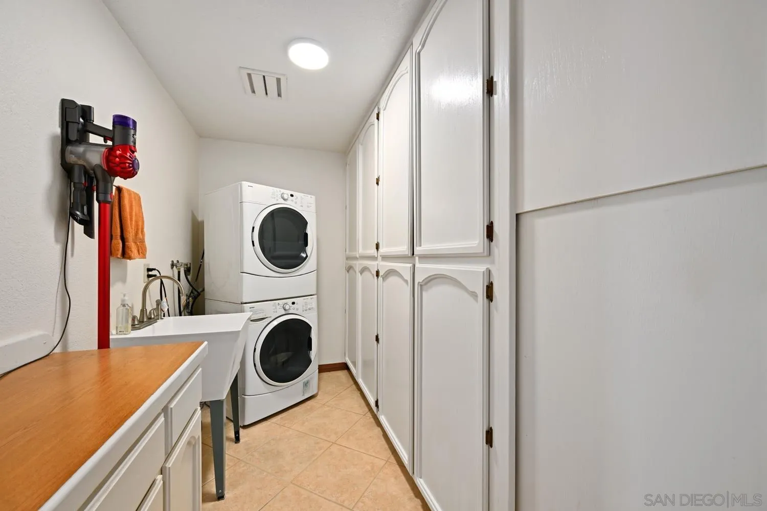 1282 Olive Avenue Fallbrook, CA 92028 - Photo 20 of 55 a view of a kitchen