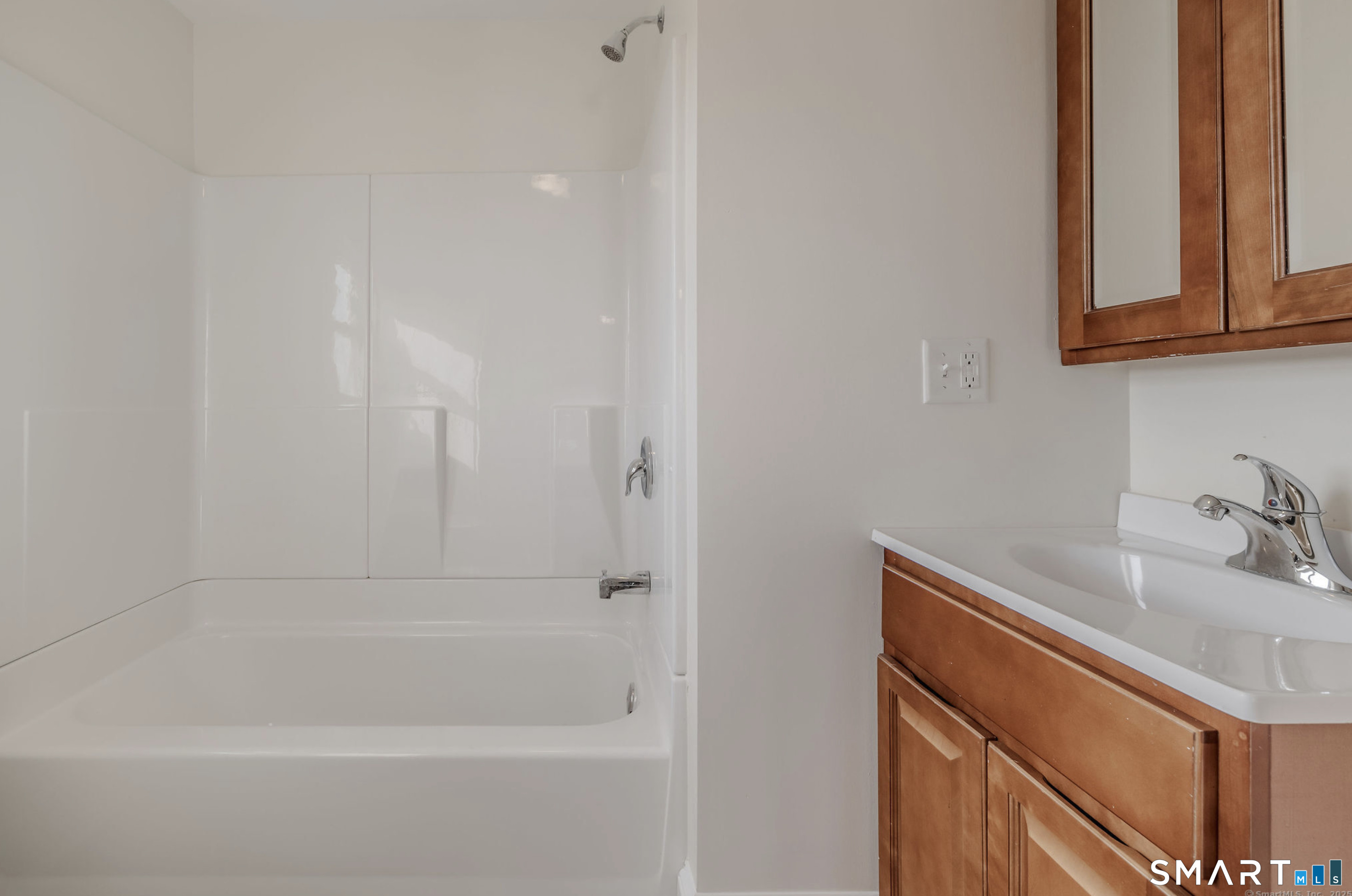 11 Piney Ridge Road Cromwell, CT 06416 - Photo 11 of 19 a bathroom with a bathtub sink vanity and mirror