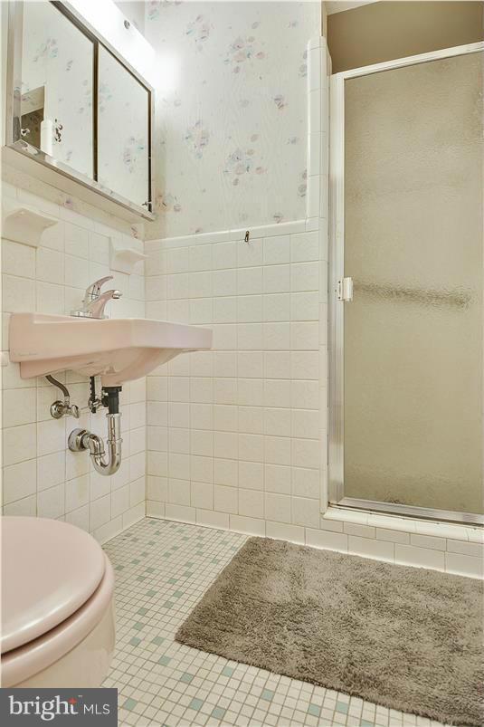 11412 Kenton Place Silver Spring, MD 20902 - Photo 15 of 29 Bath (Master)