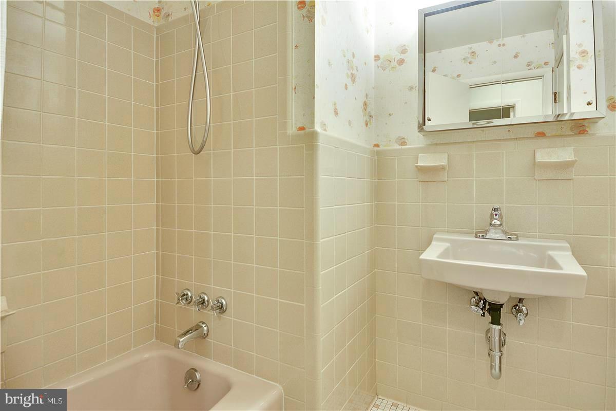 11412 Kenton Place Silver Spring, MD 20902 - Photo 19 of 29 Hall Bath