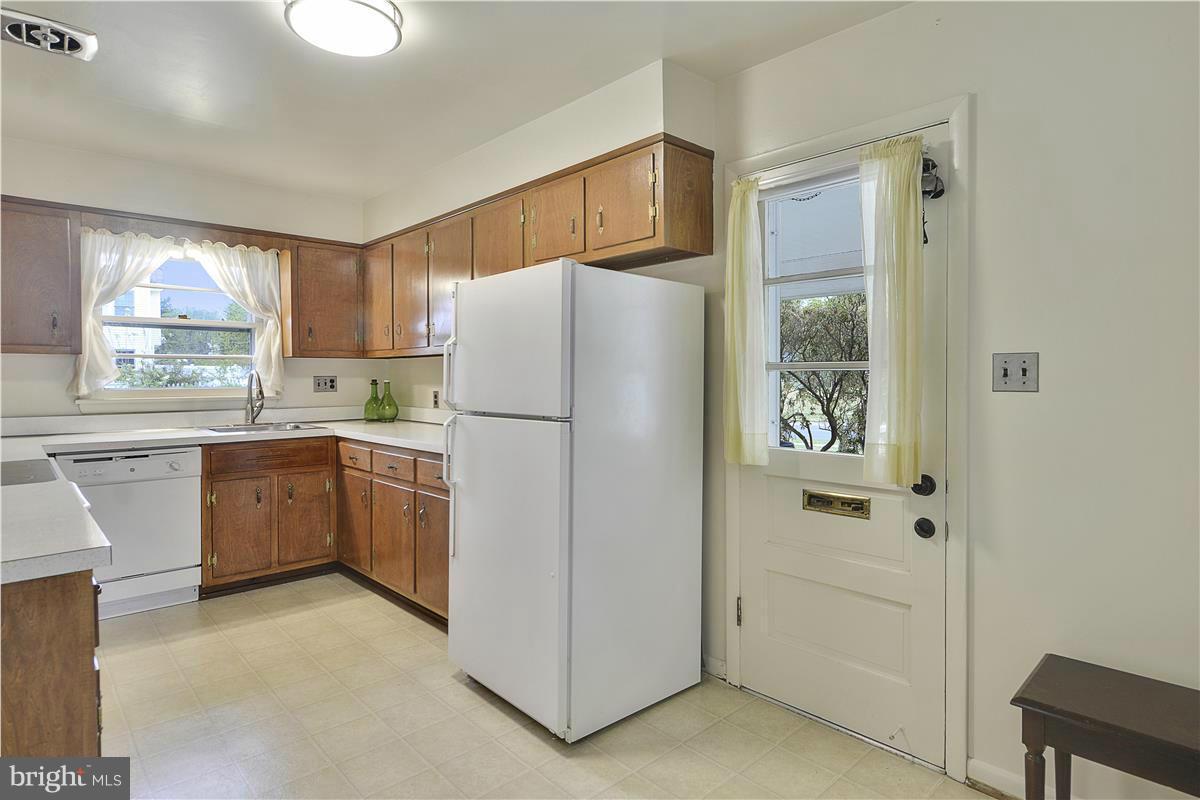 11412 Kenton Place Silver Spring, MD 20902 - Photo 5 of 29 Kitchen
