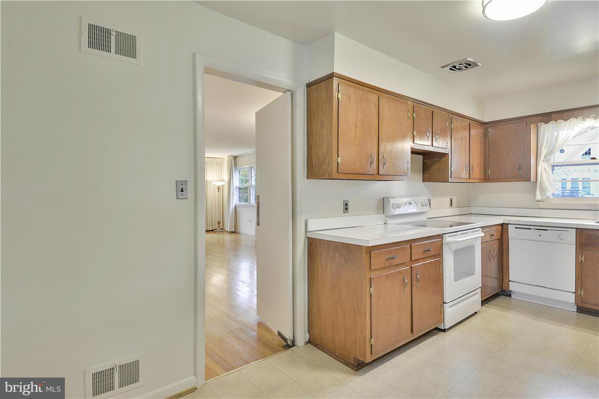 11412 Kenton Place Silver Spring, MD 20902 - Photo 6 of 29 Kitchen