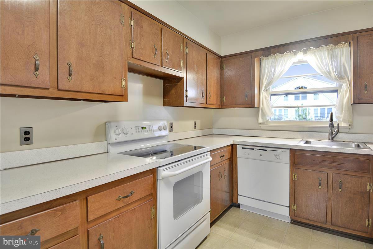 11412 Kenton Place Silver Spring, MD 20902 - Photo 7 of 29 Kitchen