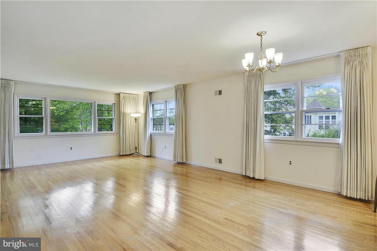 11412 Kenton Place Silver Spring, MD 20902 - Photo 8 of 29 Living Room