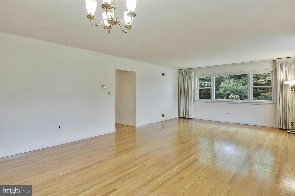 11412 Kenton Place Silver Spring, MD 20902 - Photo 9 of 29 Living Room
