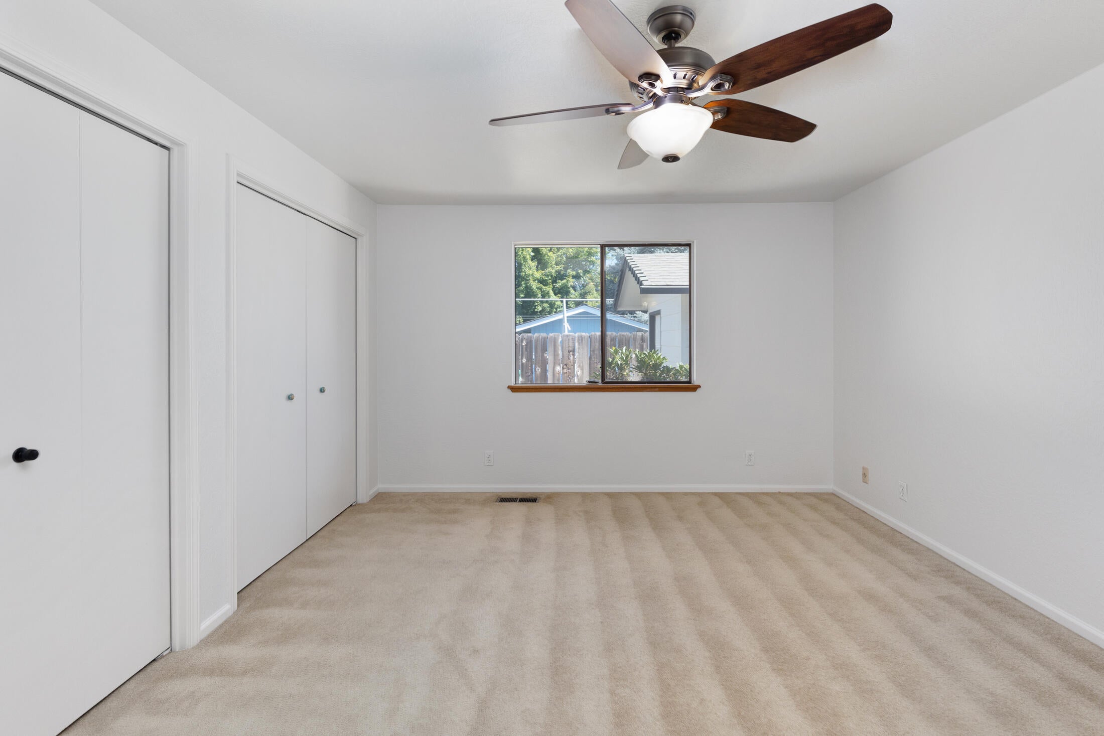 946 West Harbeck Road Grants Pass, OR 97527 - Photo 11 of 31 Primary Bedroom