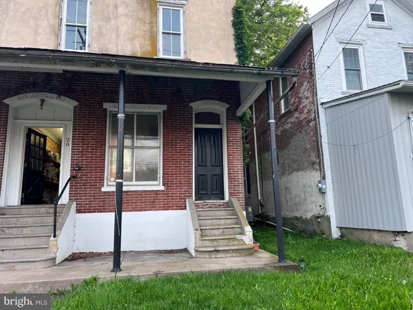a view of a house with backyard and porch