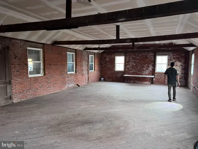 a view of room with an entryway