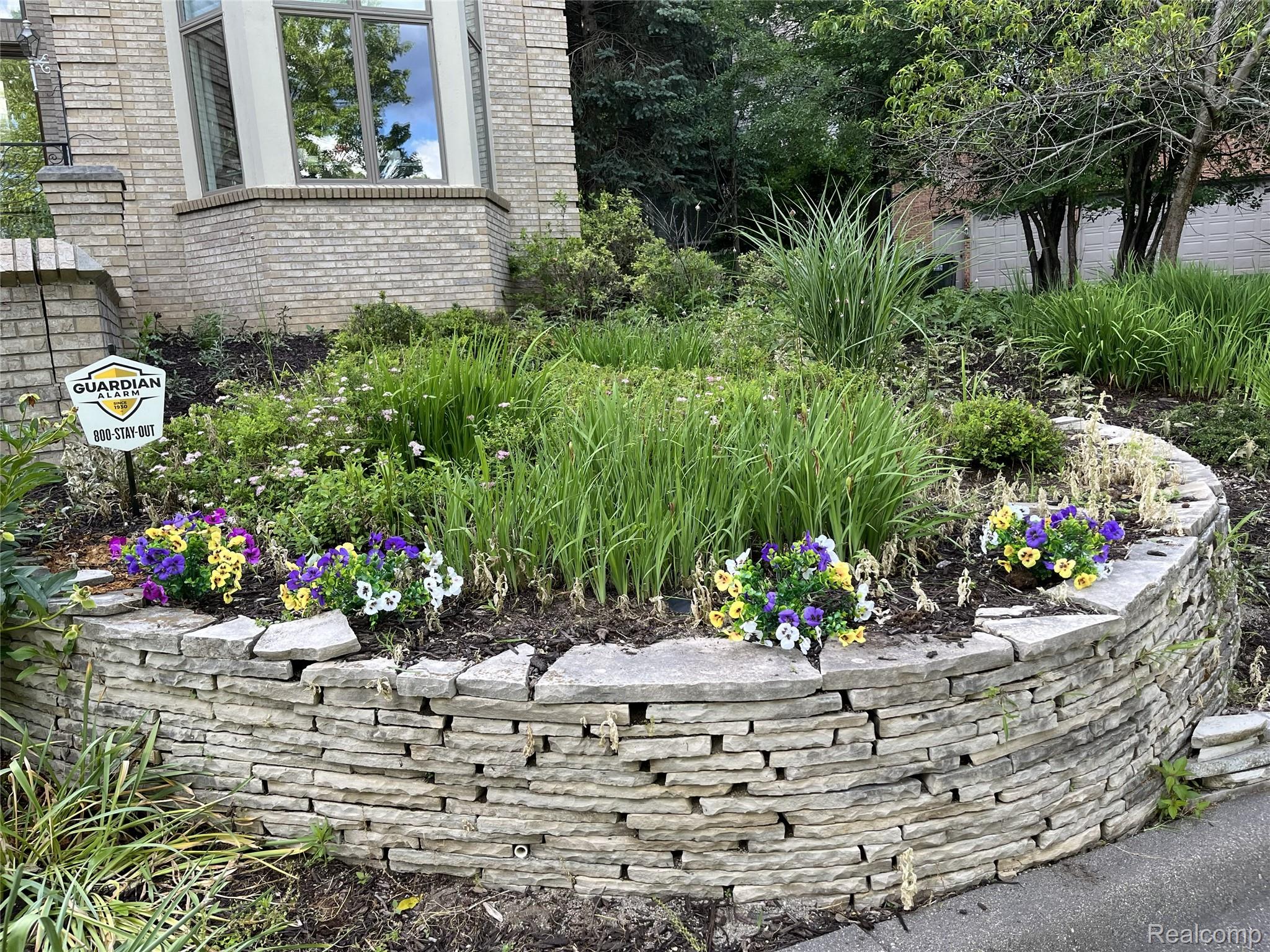 1721 Archers Pointe Rochester, MI 48306 - Photo 5 of 58 archers point landscaping.jpg