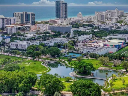 a view of a lake in middle of a city