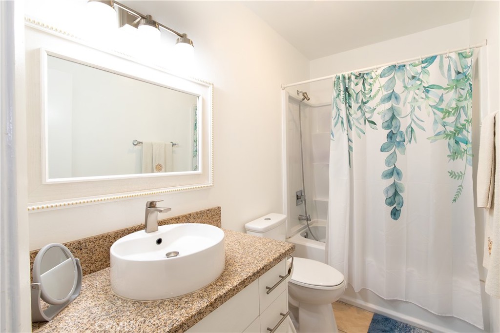 9551 Vía Ricardo Burbank, CA 91504 - Photo 16 of 29